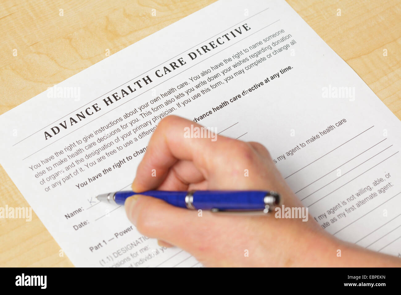 La signature d'une directive préalable en matière de soins de santé Banque D'Images