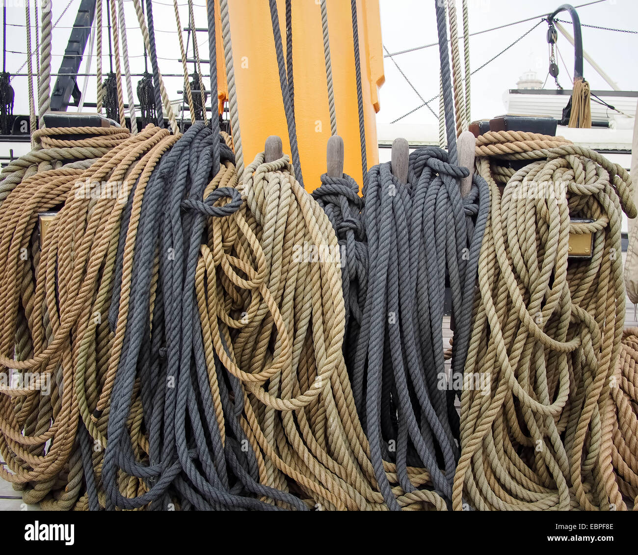 Corde en fibre naturelle assurer aux navires gréage cleets Banque D'Images