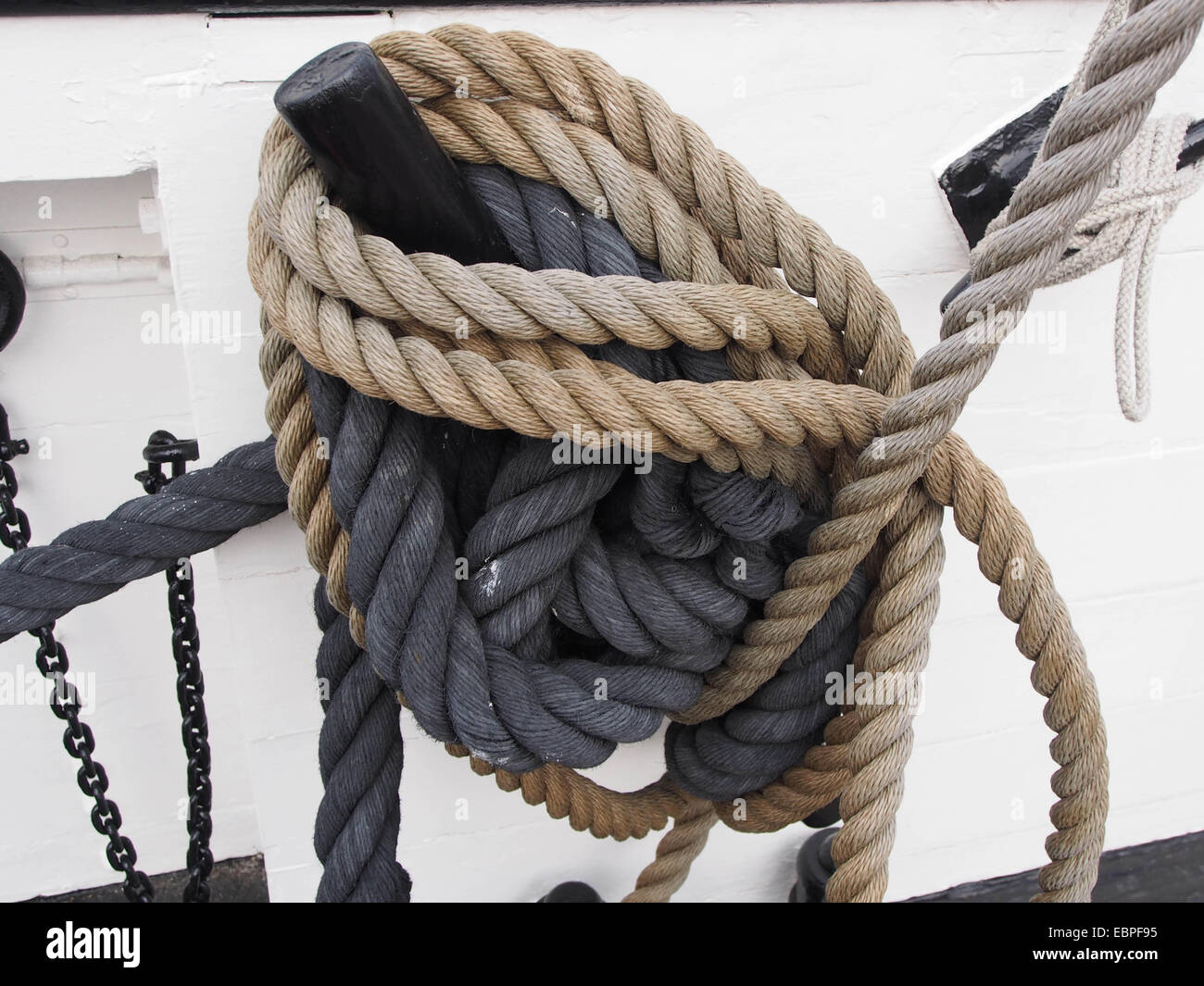 Corde en fibre naturelle assurer aux navires gréage cleets Banque D'Images