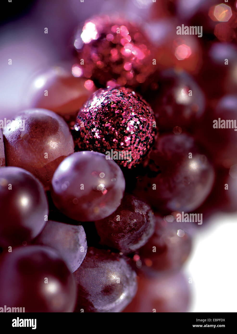 Les raisins rouges avec sparkle ajouté à eux Banque D'Images