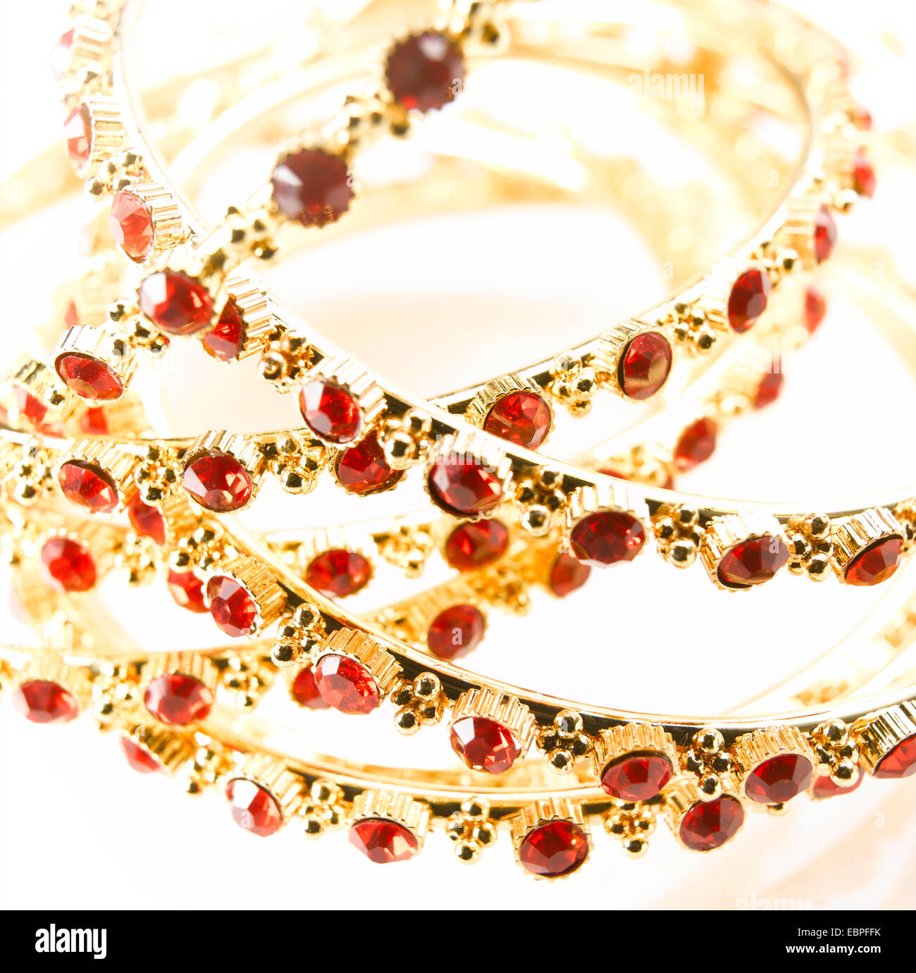 L'or et rouge rubis bracelets bracelet femmes Banque D'Images
