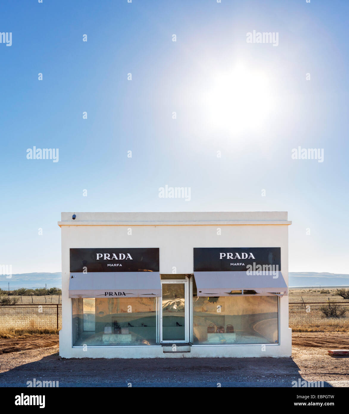 Prada Marfa par artistes Elmgreen et Dragset, une installation d'art permanente sur l'US 90, Valentine, près de Marfa, Texas, États-Unis Banque D'Images