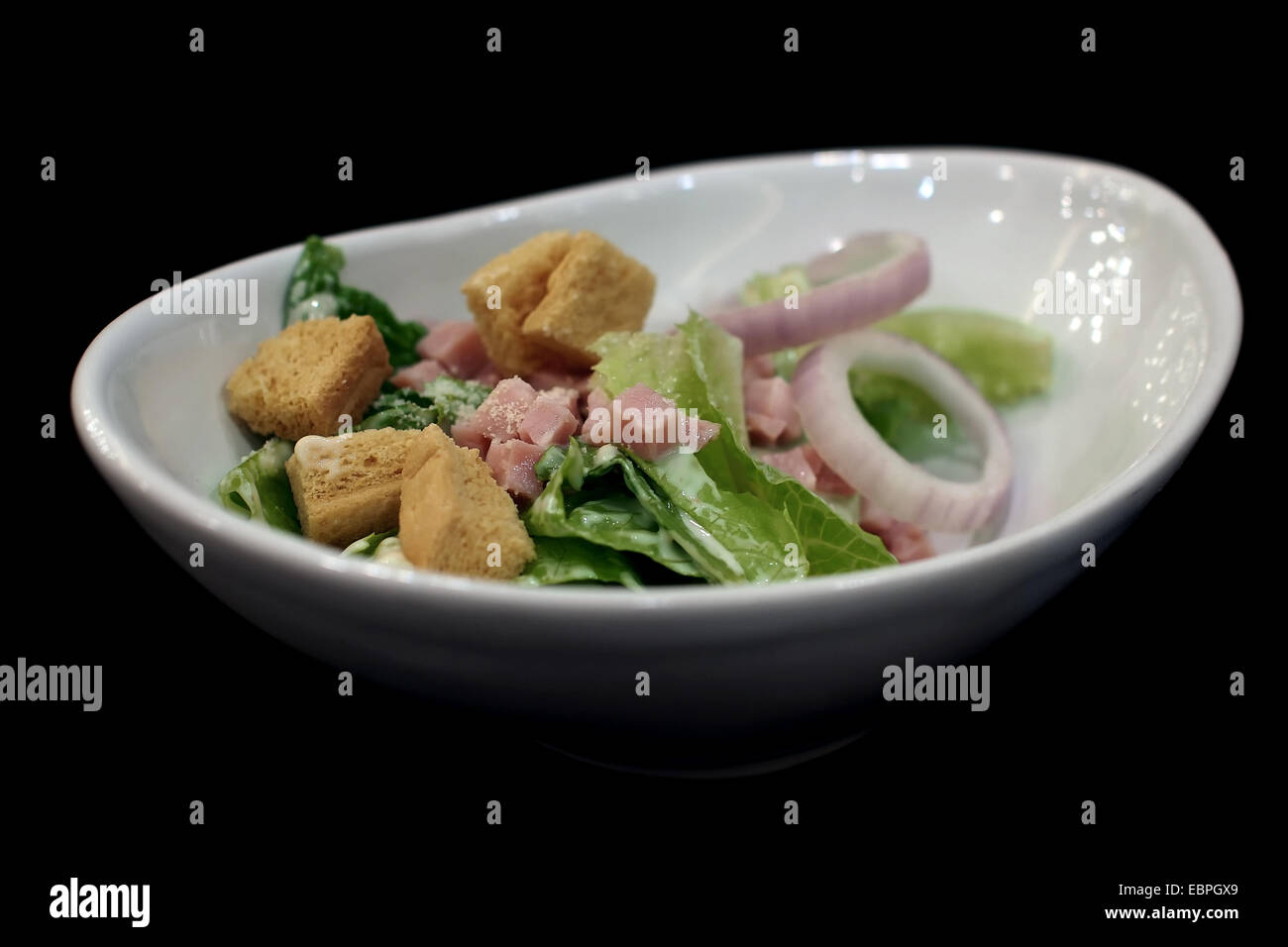 Délicieux avec une salade césar ham sur fond noir Banque D'Images