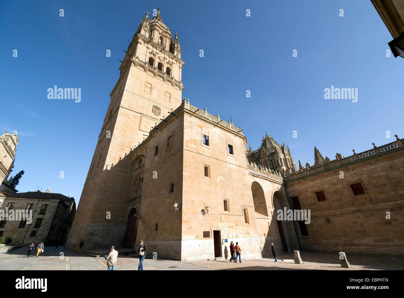 Salamanque, Espagne - 21 NOVEMBRE 2014 : Tour de la vieille cathédrale de Salamanque. Belle architecture de grès. Style roman. Banque D'Images