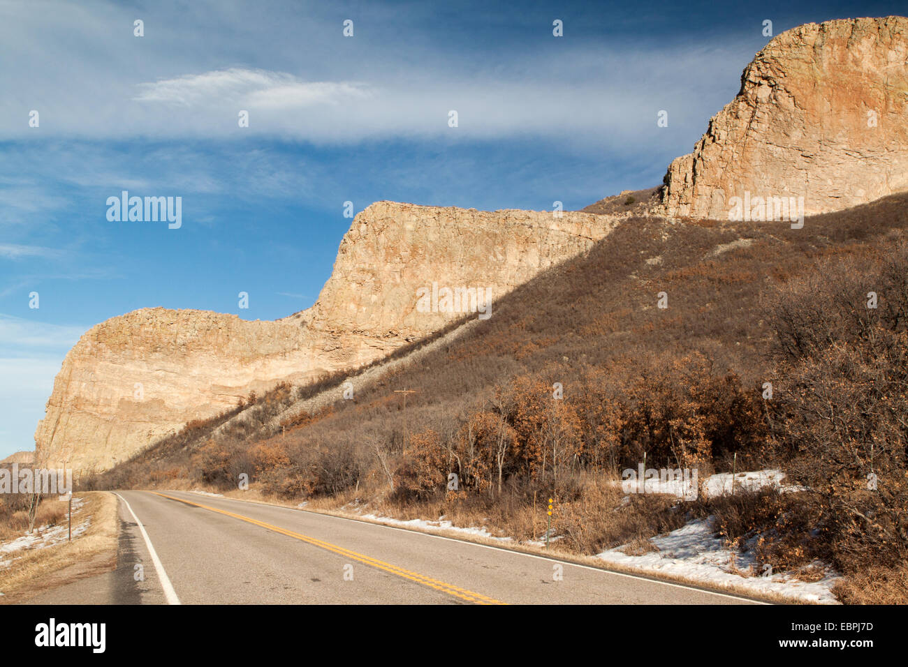 L'imposante falaise de la radiale volcanique appelé Devil's dyke Stairsteps s'élève au-dessus de l'autoroute 12 dans la région de Colorado Colorado Banque D'Images