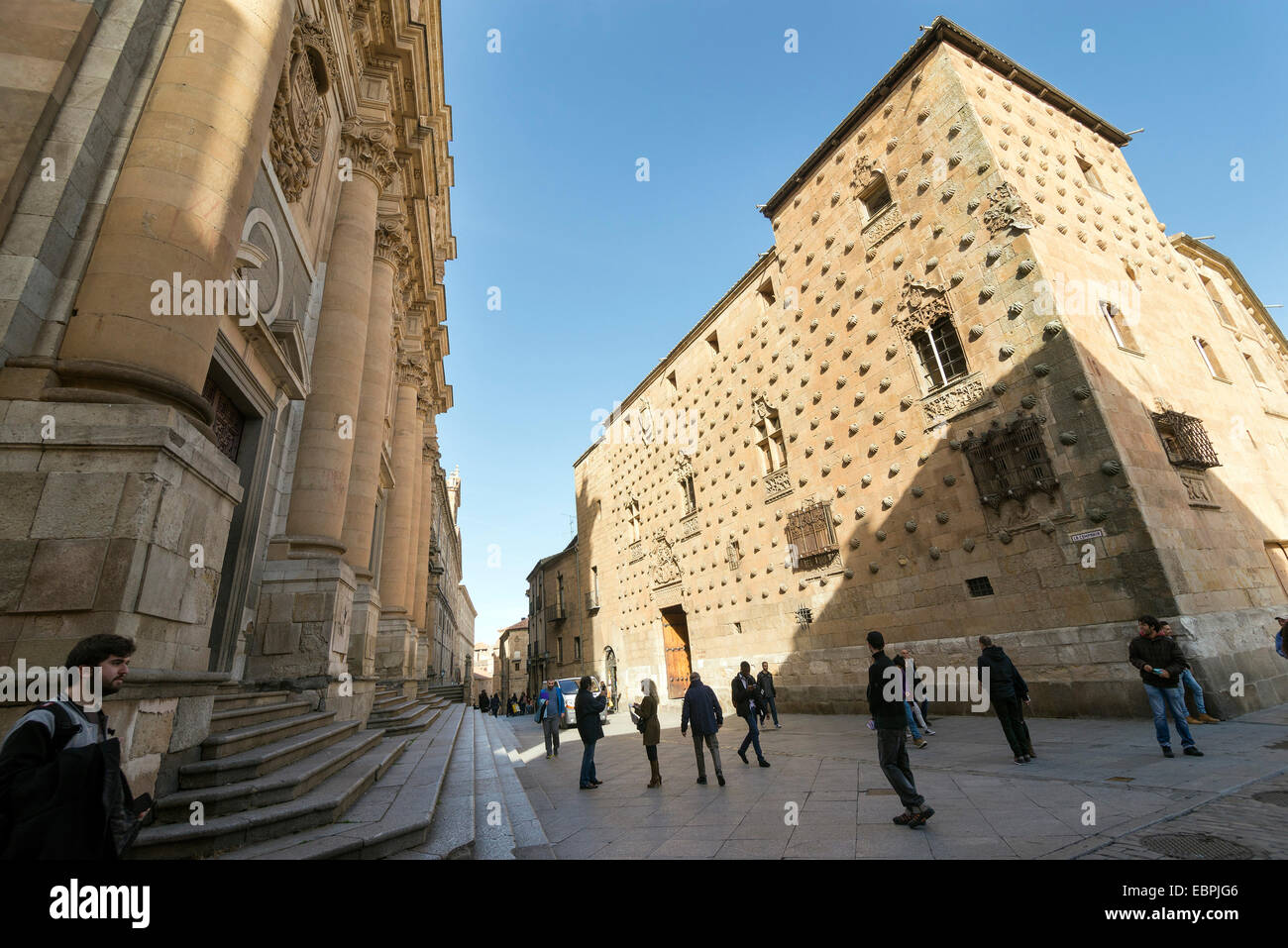 Salamanque, Espagne - 21 NOVEMBRE 2014 : vue sur les deux principales attractions touristiques - Université Pontificale de Salamanque et de la Chambre des Banque D'Images