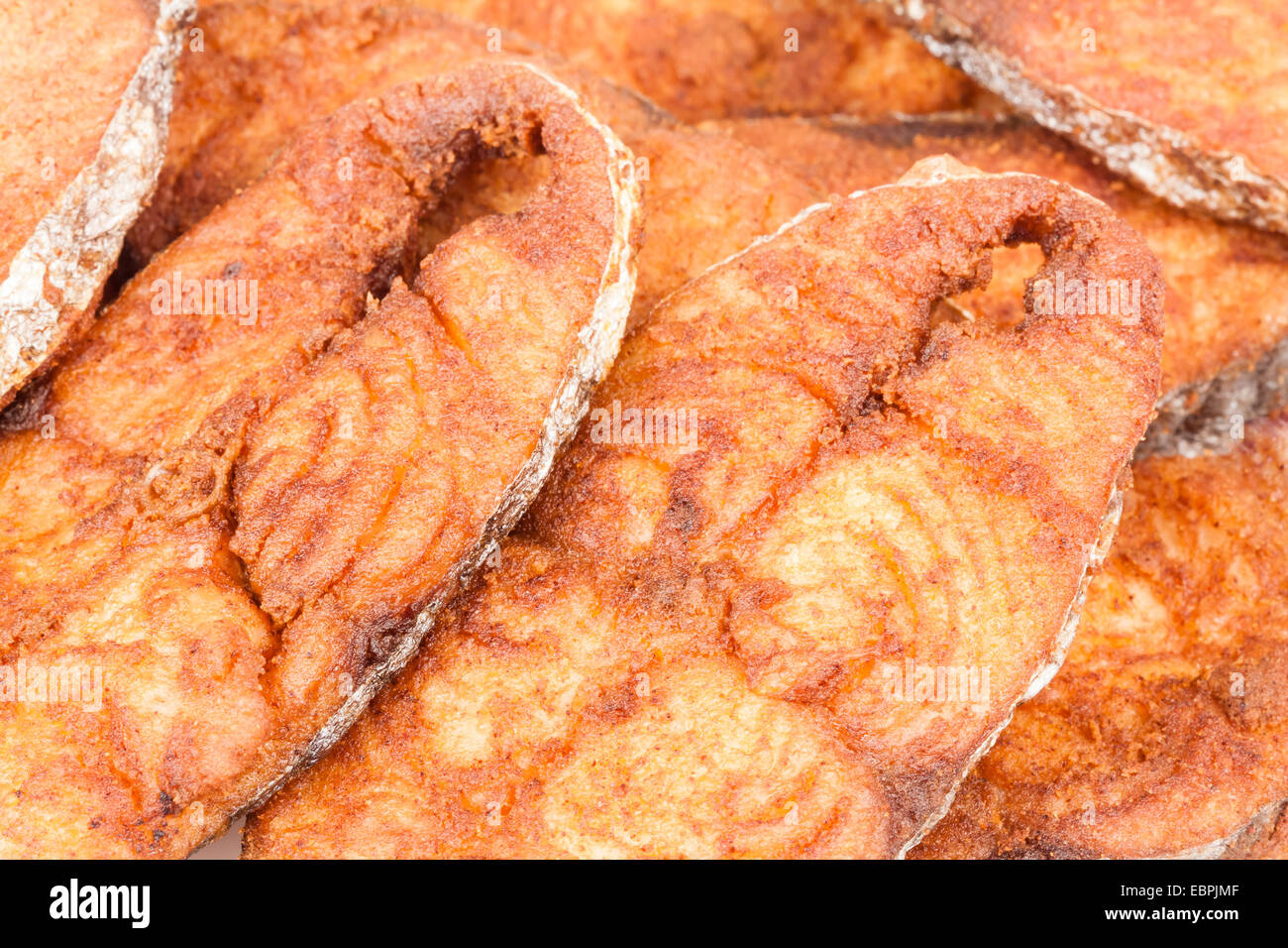 De délicieux filets de poisson maquereau seer/fry. Le poisson est mariné au poivre de cayenne, le sel et frits. Banque D'Images