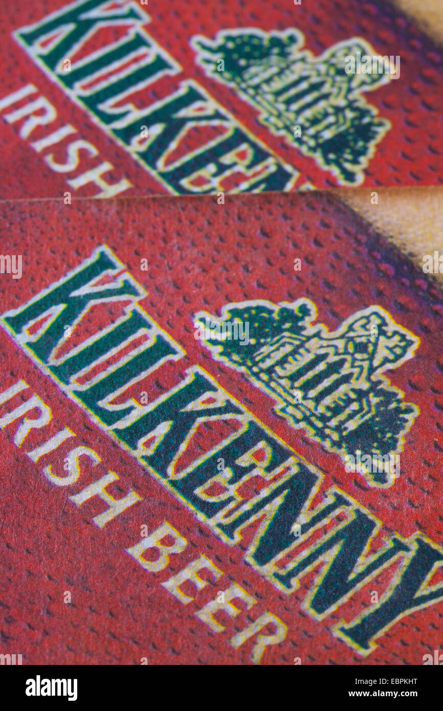 L'Angleterre, LONDRES - Le 11 novembre 2014:Beermats de bière Kilkenny Kilkenny est un nitrogenated.Irish cream ale Banque D'Images