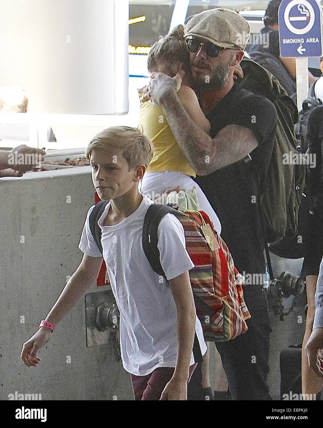 David et Victoria Beckham quitter Los Angeles International (LAX) aéroport  avec leurs enfants comprend : Harper Beckham,David Beckham,Romeo Beckham Où  : Los Angeles, California, United States Quand : 31 mai 2014 Photo Stock -  Alamy