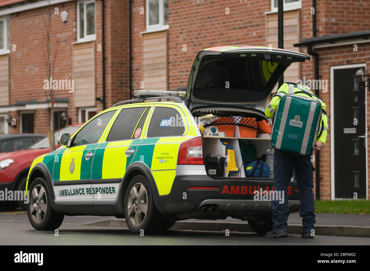 L'intervention d'urgence ambulance ambulancier intervenant médical infirmier voiture voitures recherche rapide rapide au début de l'équipement de premiers soins 999 kit secouriste former Banque D'Images