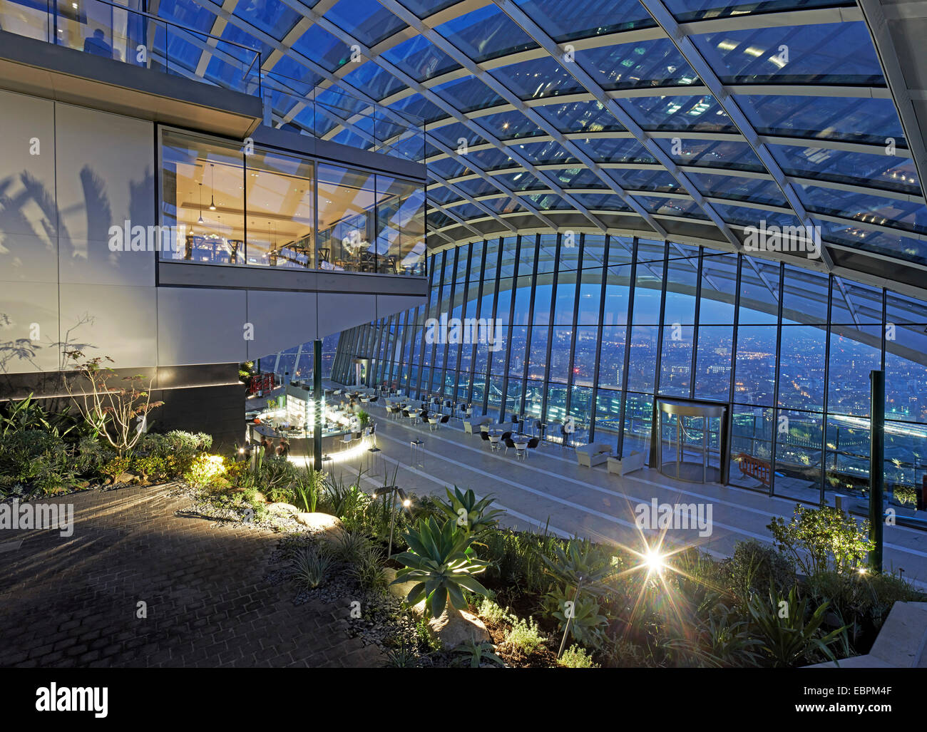Le Sky Garden, 20 Fenchurch Street, London, United Kingdom. Architecte : Rafael Vinoly, 2014. Vue globale de niveau intermédiaire, au crépuscule. Banque D'Images