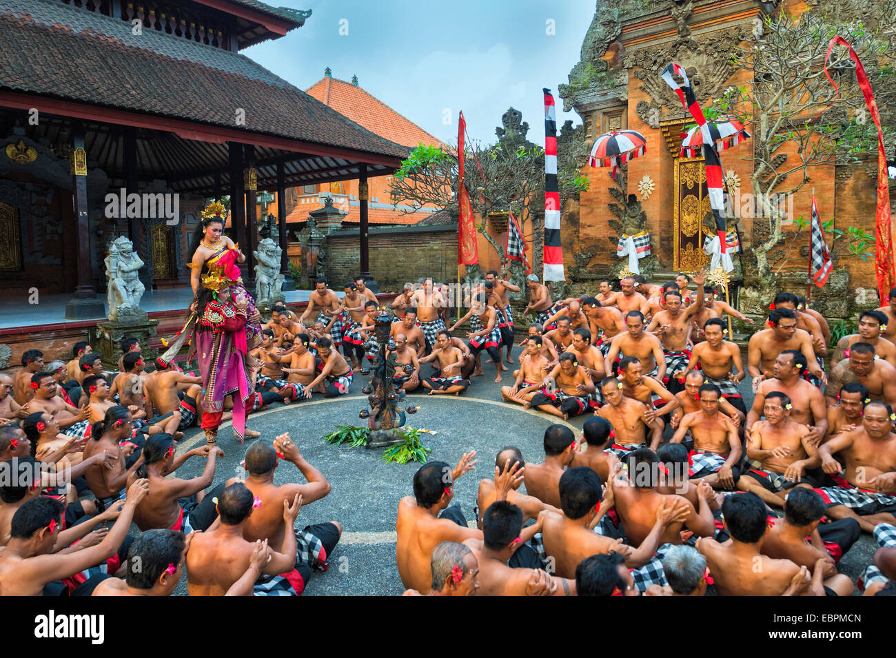 Performance de la danse Kecak Bali, Ubud, Bali, Indonésie, Asie du Sud, Asie Banque D'Images Performance de la danse Kecak Bali, Ubud, Bali, Indonésie, Asie du Sud, Asie Banque D'Images