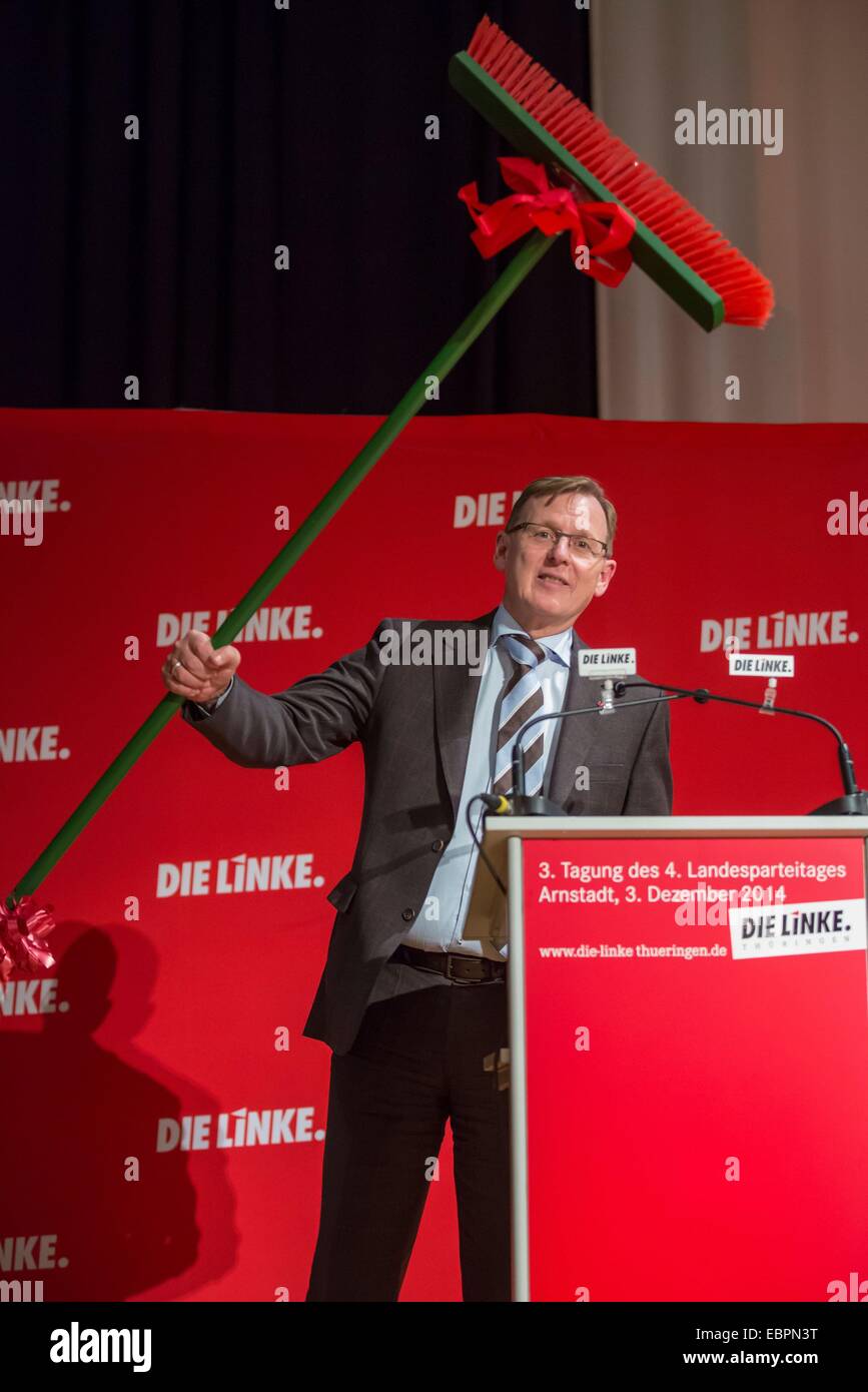 Bodo Ramelow, président de la gauche parlementaire pour l'état de Thuringe parlements et candidat au poste de premier ministre de l'état contient jusqu'un rouge-rouge-verte (éd. symbole de la coalition entre les sociaux-démocrates, la gauche et les partis verts) à la conférence des parties d'un balai à Arnstadt, Allemagne, 03 décembre 2014. À la conférence du parti, la gauche veut ses membres à voter sur la participation du gouvernement. Photo : MICHAEL REICHEL/dpa Banque D'Images