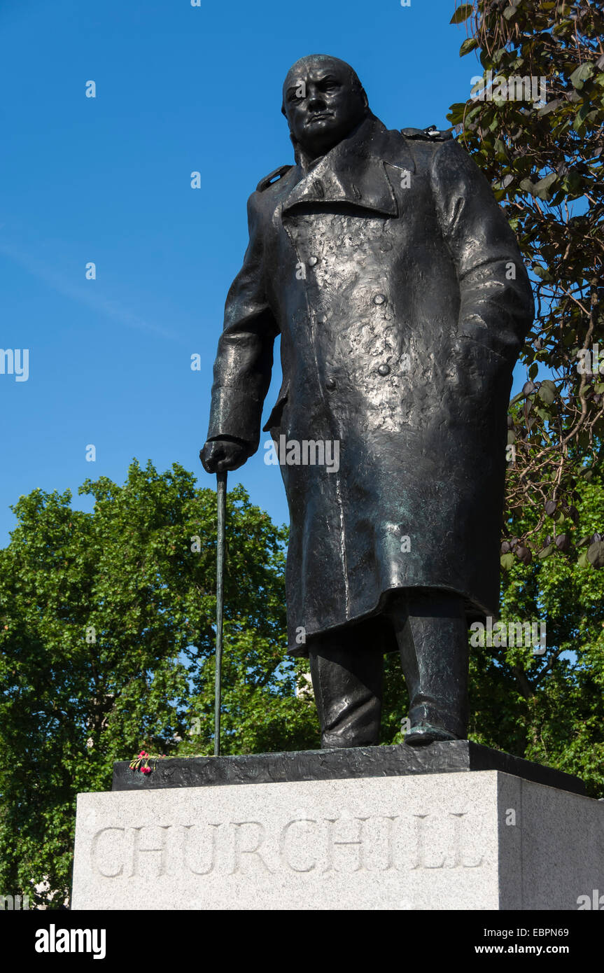 Statue de Sir Winston Churchill, la place du Parlement, Londres, Angleterre, Royaume-Uni, Europe Banque D'Images