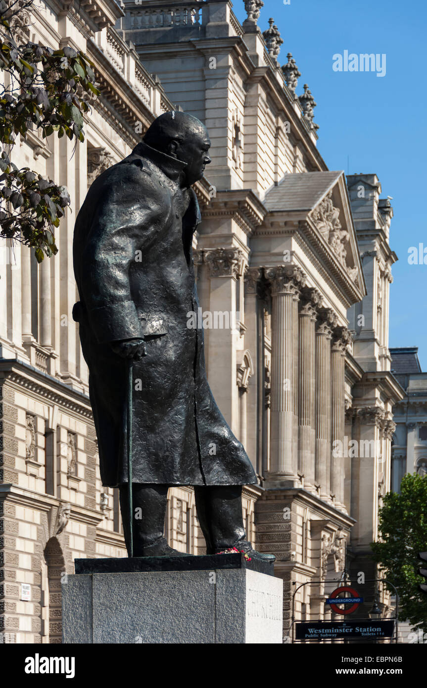 Statue de Sir Winston Churchill, la place du Parlement, les bâtiments en arrière-plan, Londres, Angleterre, Royaume-Uni Banque D'Images