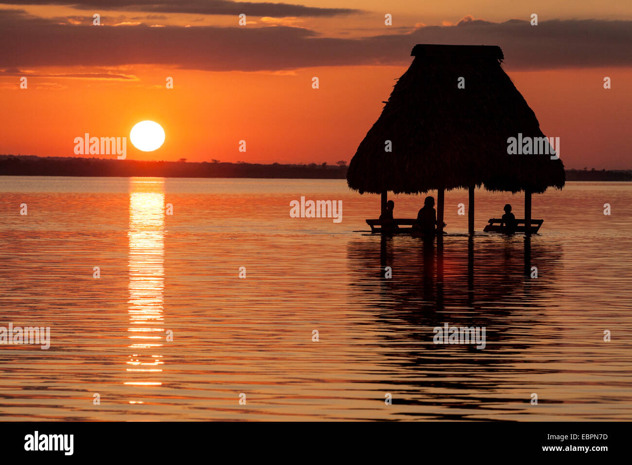 Les gens se reposent au coucher du soleil, le lac Peten Itza, El Remate, Guatemala, Amérique Centrale Banque D'Images