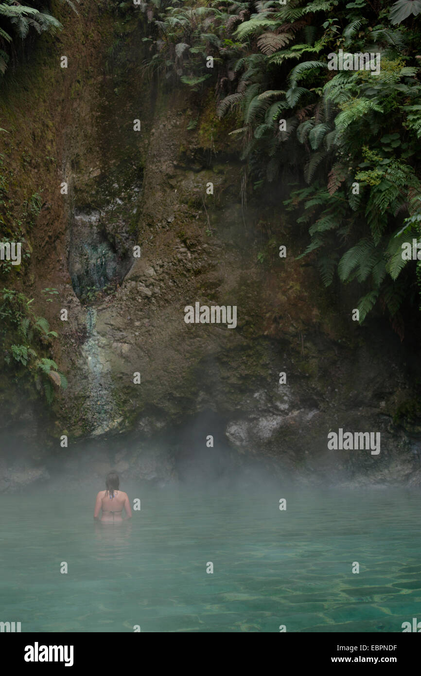 Woman in hot springs, Las Fuentes Gorginas, Zunil, Quetzaltenango, Guatemala, Amérique Centrale Banque D'Images