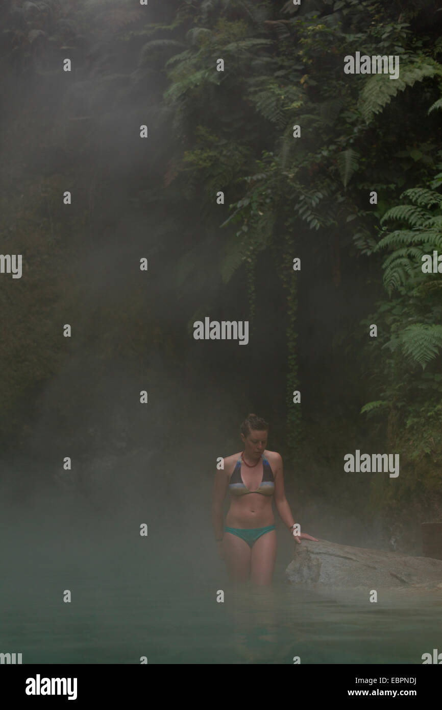 Woman in hot springs, Las Fuentes Gorginas, Zunil, Quetzaltenango, Guatemala, Amérique Centrale Banque D'Images