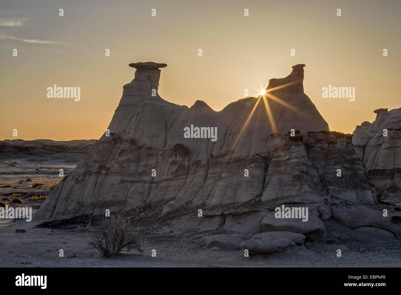 Sunburst derrière une formation rocheuse, Bisti Wilderness, Nouveau Mexique, États-Unis d'Amérique, Amérique du Nord Banque D'Images