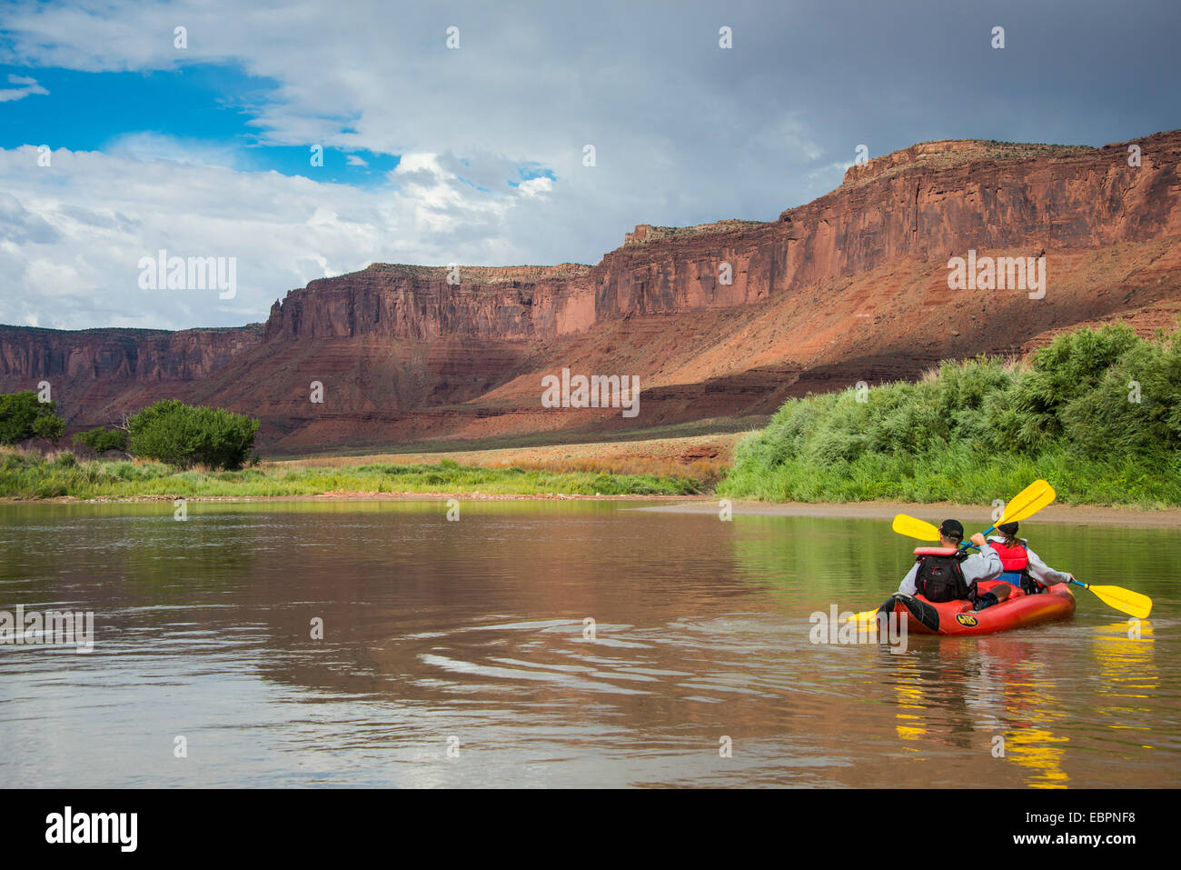 Le couple kayak le fleuve Colorado, Château vallée près de Moab, Utah, États-Unis d'Amérique, Amérique du Nord Banque D'Images