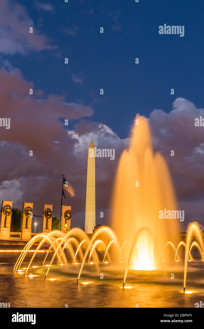 Le Washington Monument éclairé la nuit vu depuis la Seconde Guerre mondiale, Washington D.C., États-Unis d'Amérique Banque D'Images