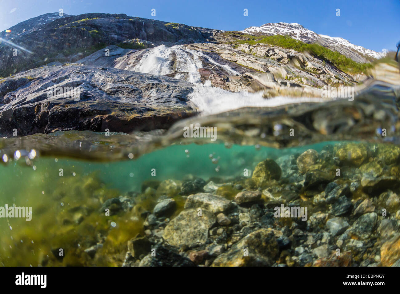 Au-dessus et au-dessous de la fonte des glaces et descendant en cascade dans le Parc National de Svartisen, Melfjord, Fjord, Norvège, Scandinavie Banque D'Images