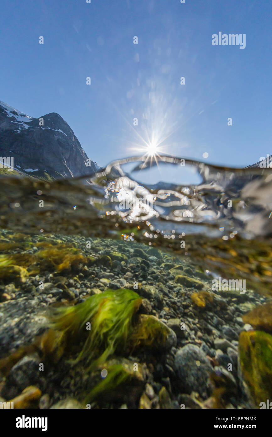 Au-dessus et au-dessous de la fonte des glaces et descendant en cascade dans le Parc National de Svartisen, Melfjord, Fjord, Norvège, Scandinavie Banque D'Images