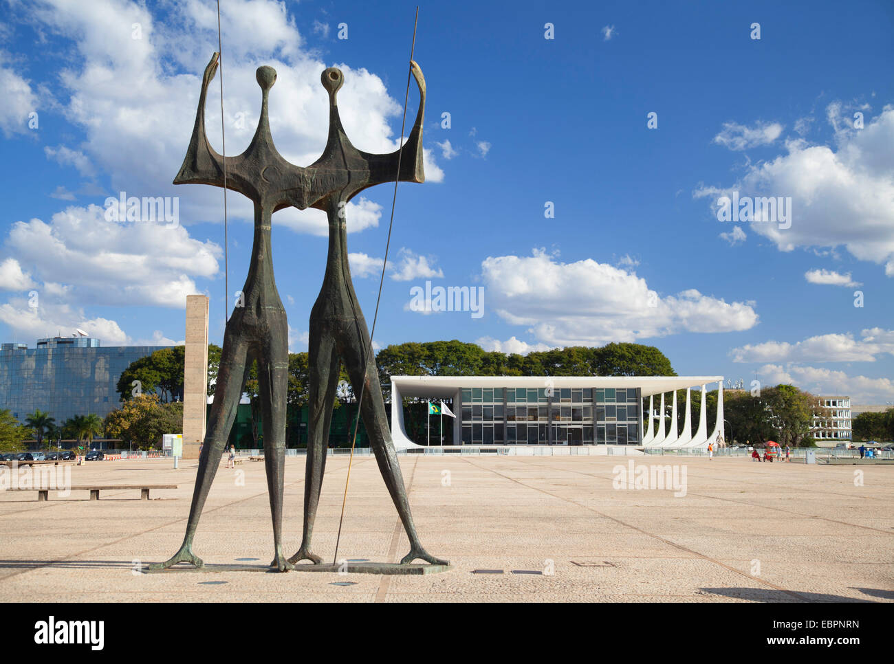 Dois Candangos sculpture, Tribunal Suprême Fédéral, trois pouvoirs Square, Brasilia, District fédéral, au Brésil, en Amérique du Sud Banque D'Images