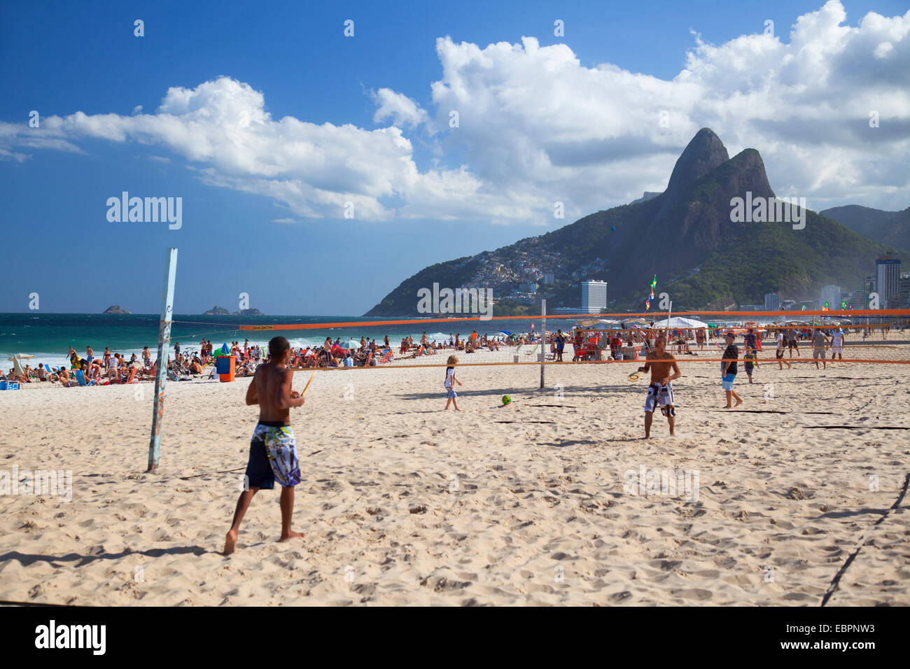 Les gens jouer au tennis sur la plage d'Ipanema à l'aube, Rio de Janeiro, Brésil, Amérique du Sud Banque D'Images