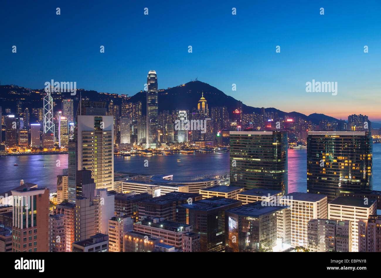Voir l'île de Hong Kong et Tsim Sha Tsui skylines au crépuscule, Hong Kong, Chine, Asie Banque D'Images