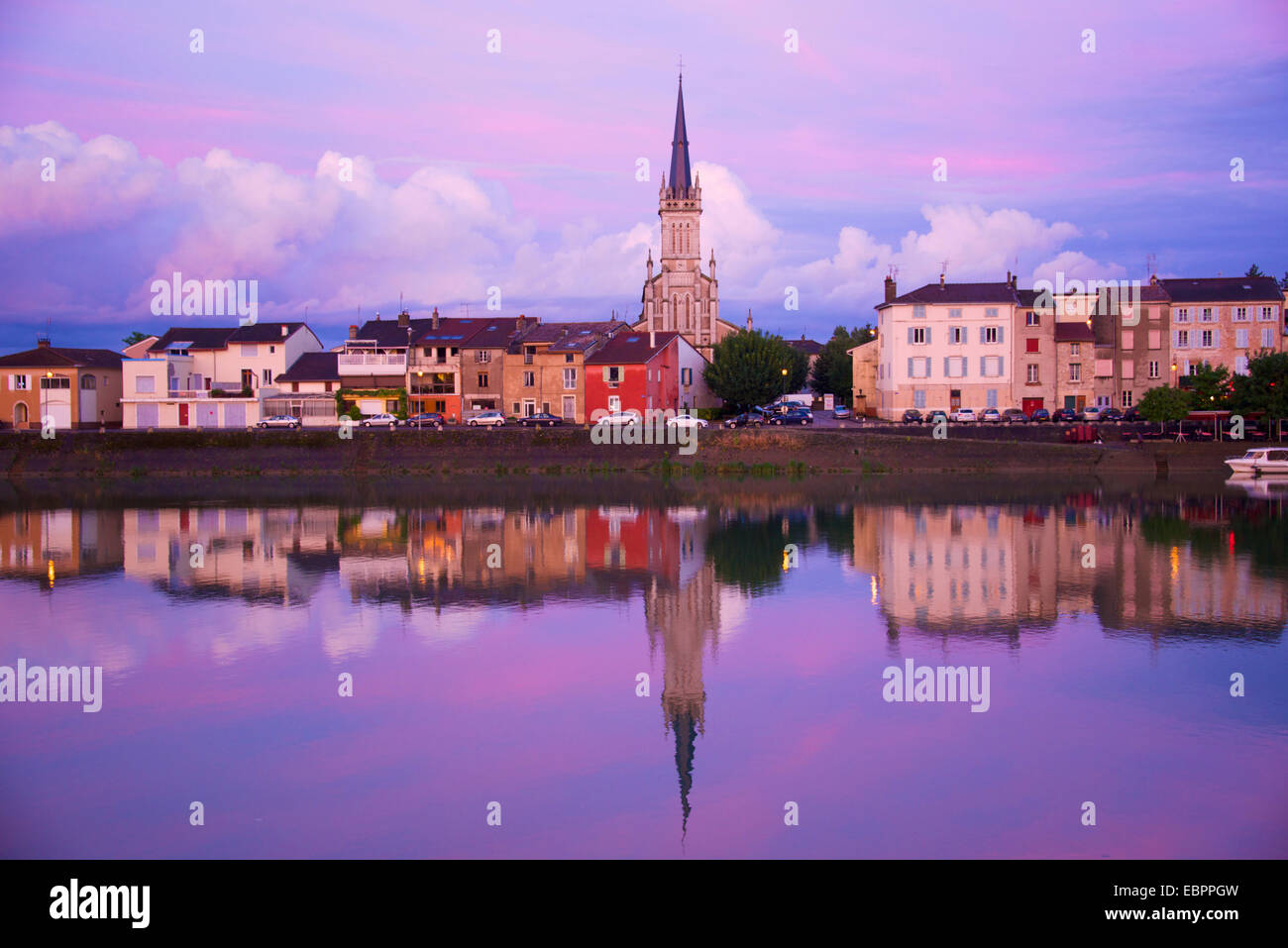 Berges de l'Yonne au coucher du soleil, Auxerre, Yonne, Bourgogne, France, Europe Banque D'Images