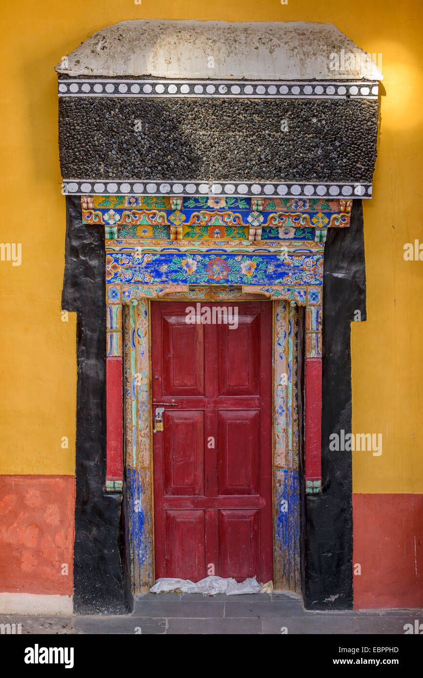 Décorations complexes sur une porte à Thiksey monastère (Gompa), Ladakh, Himalaya, Inde, Asie Banque D'Images