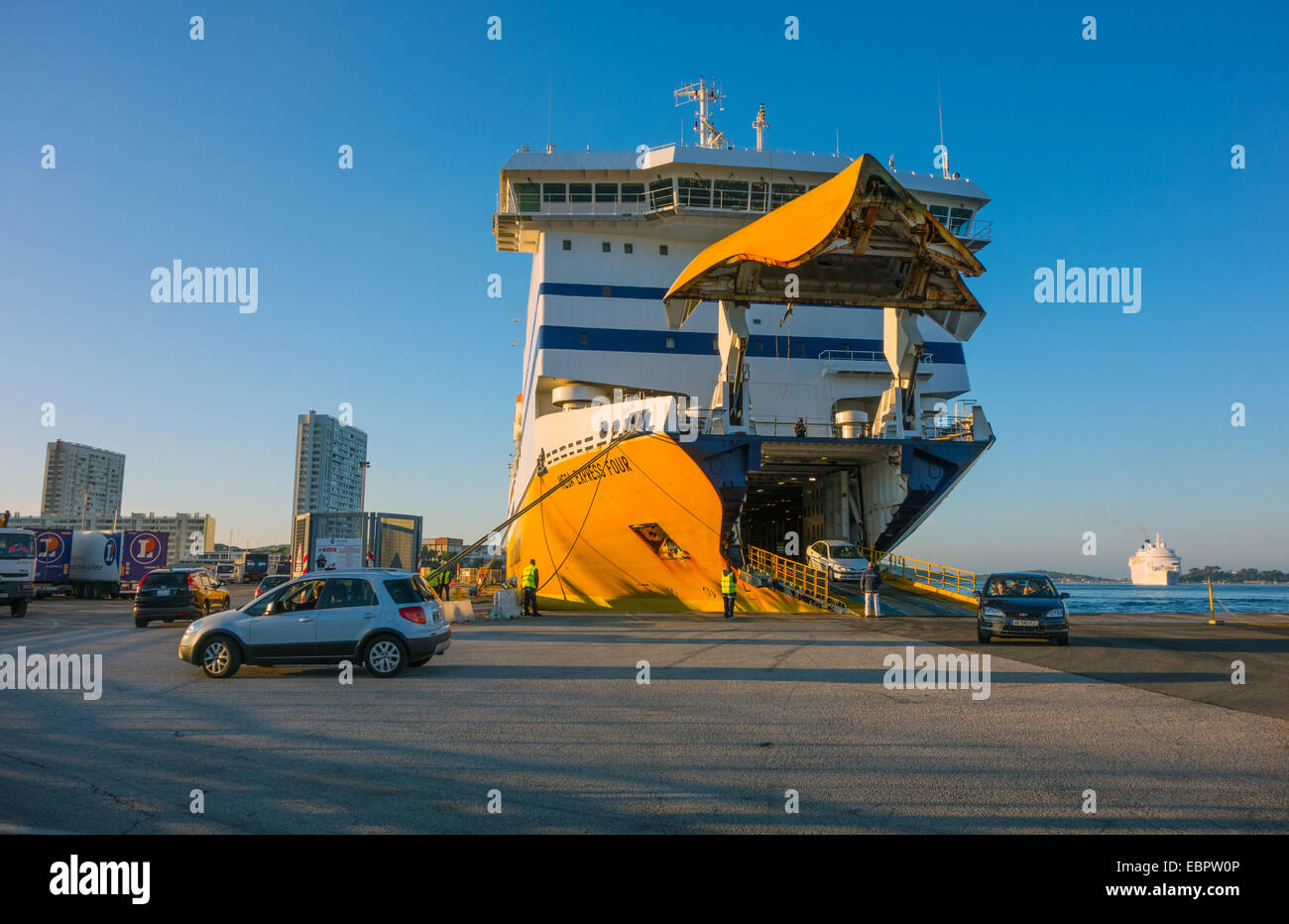 Yellow Roll-on roll-off Ro Ro Ferry avec bow levé, Toulon, France Banque D'Images