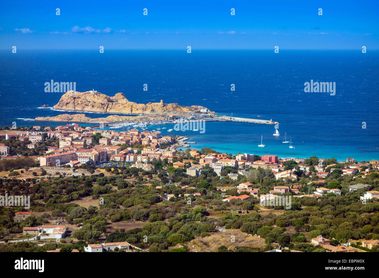 Promontoire rocheux et HARBOUR HARBOUR L' Ile-Rousse, Corse Banque D'Images