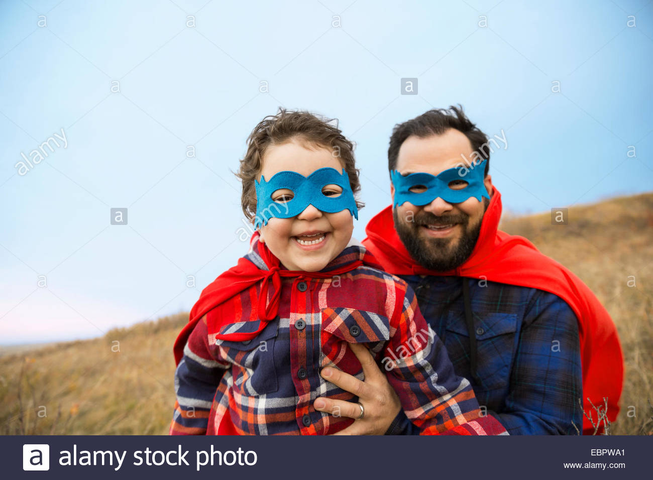 Portrait du père et fils de capes de super-héros Banque D'Images