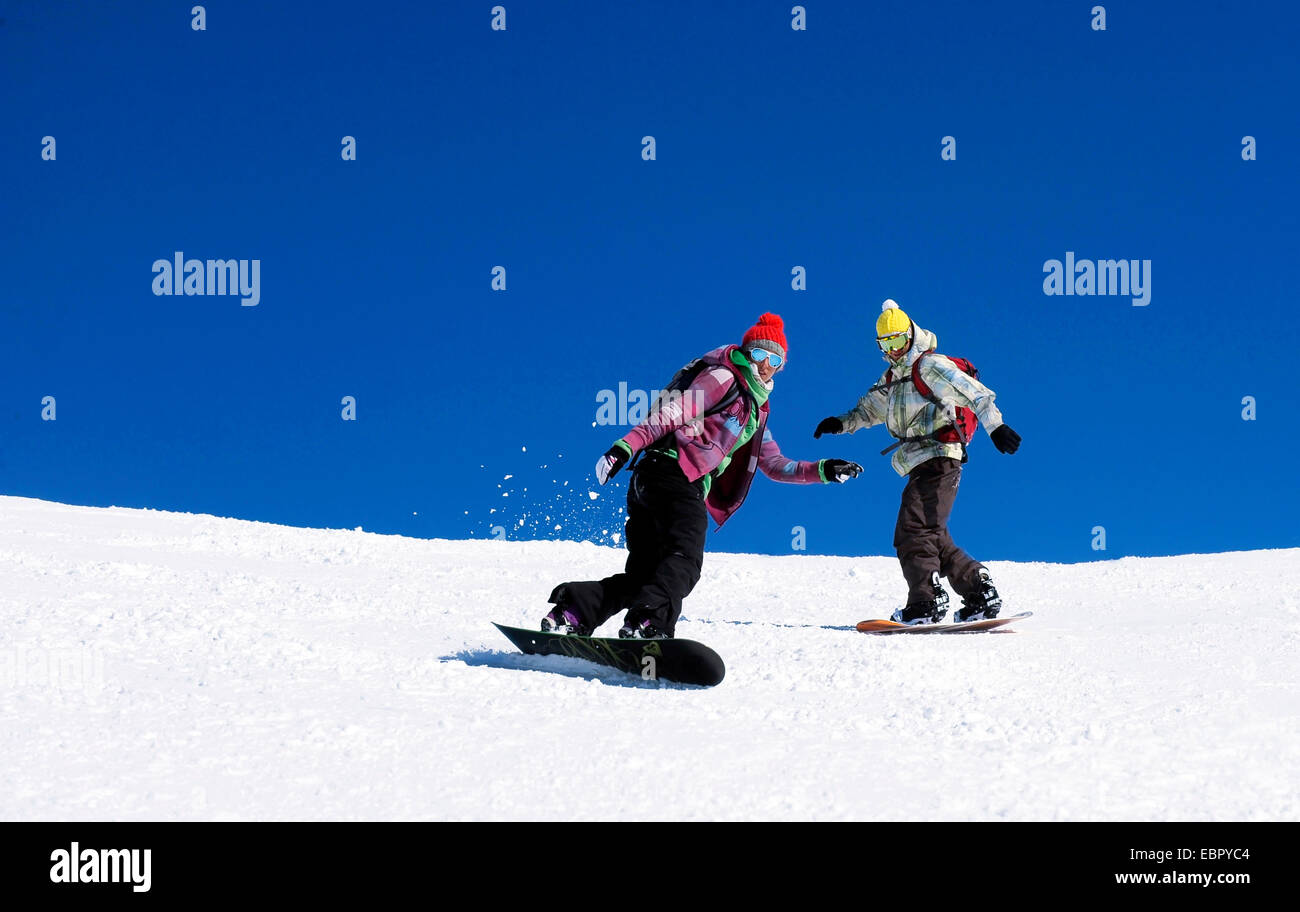 Deux snowboarder sur la voie, France, Savoie Banque D'Images