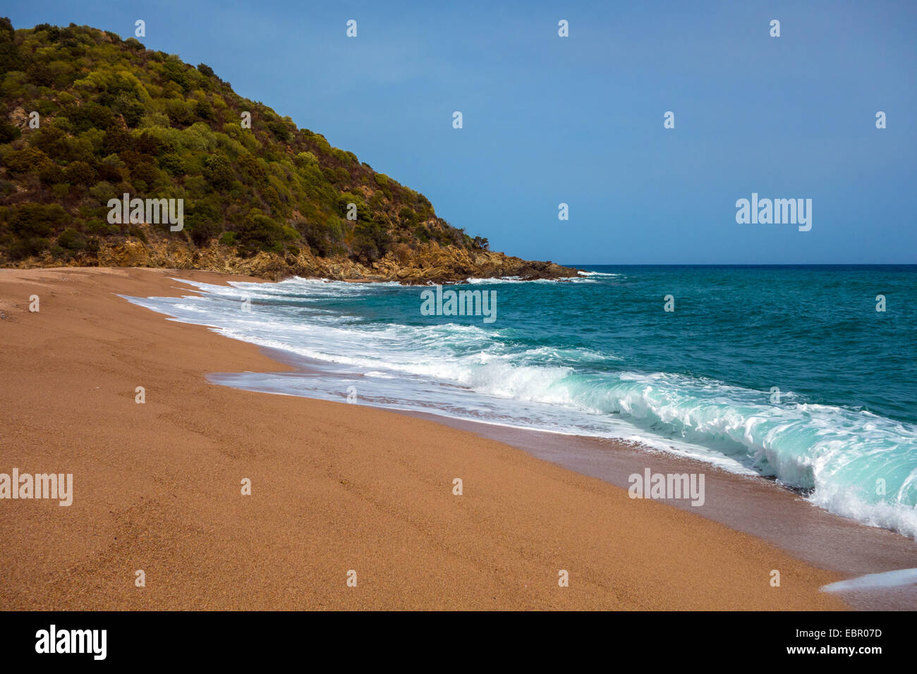 Golden Beach et vagues, la Corse du Sud, France Banque D'Images