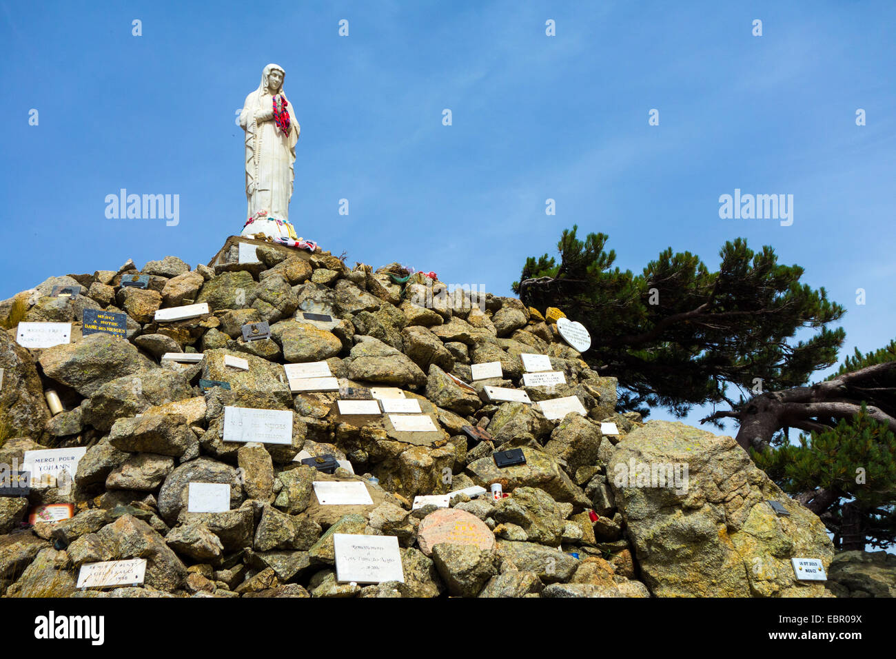 Madonna de la statue de neige, le Col de Bavella, Corse, France Banque D'Images