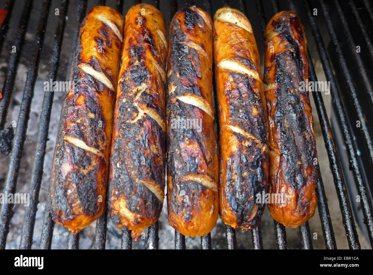 Barbecue saucisses sur un grill Banque D'Images