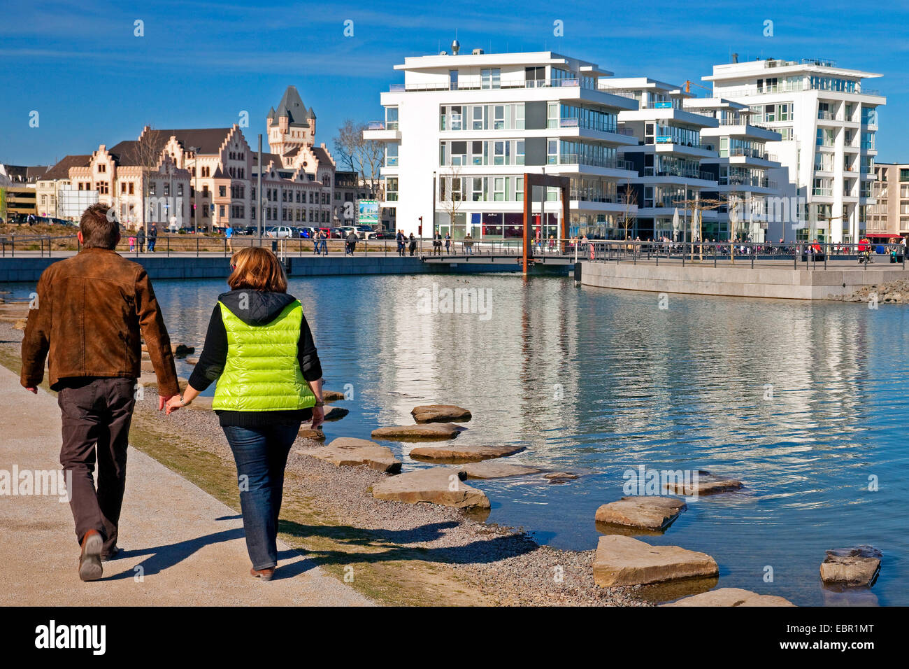 Deux personnes marchant sur le Phoenix Lake Front, Hoerde Château et centre médical en arrière-plan, l'Allemagne, en Rhénanie du Nord-Westphalie, Ruhr, Dortmund Banque D'Images