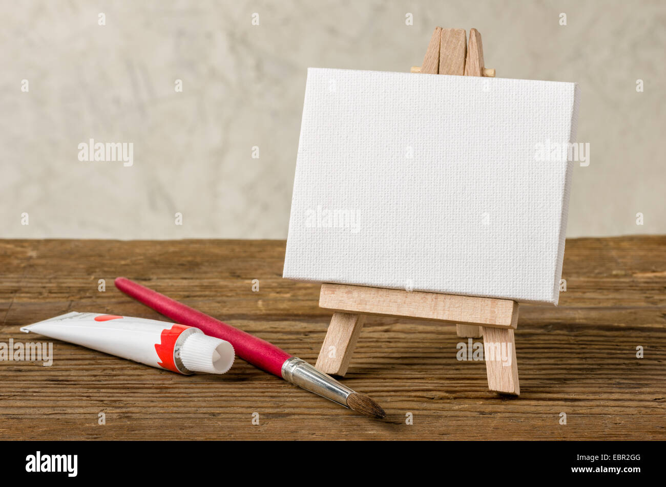 Chevalet Avec Une Toile Blanche Peinture Et Pinceau Photo Stock Alamy