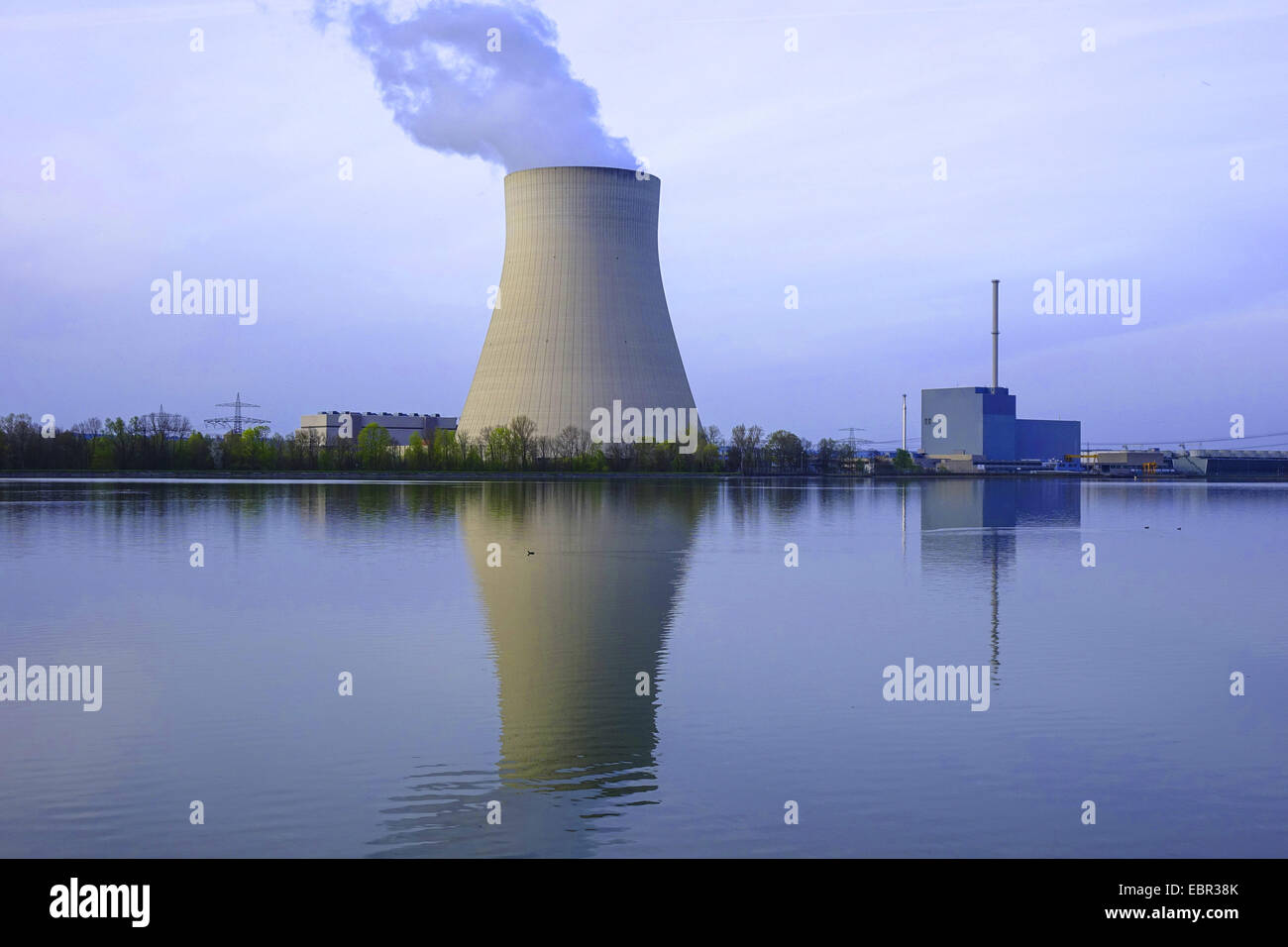 Nuclear power plant Ohu dans lumière du soir, en Allemagne, en Bavière, l'Isar, Landshut Banque D'Images