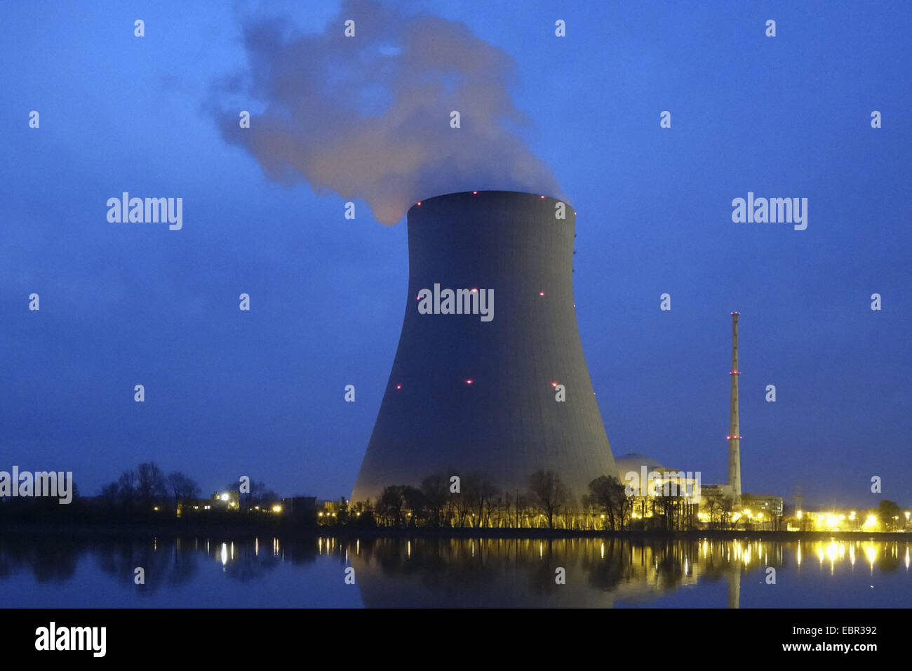 Nuclear power plant Ohu la nuit, l'Allemagne, la Bavière, l'Isar Banque D'Images