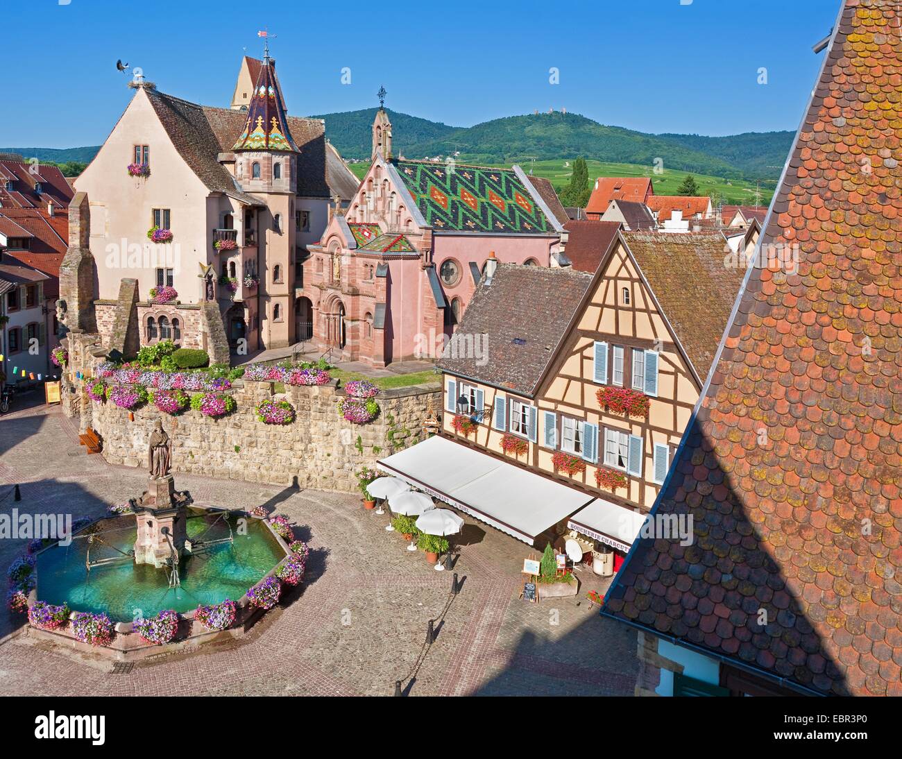 Vue de la Place du Chateau Saint Leon et château médiéval, France, Haut-Rhin, Alsace, Eguisheim, Egisheim Banque D'Images