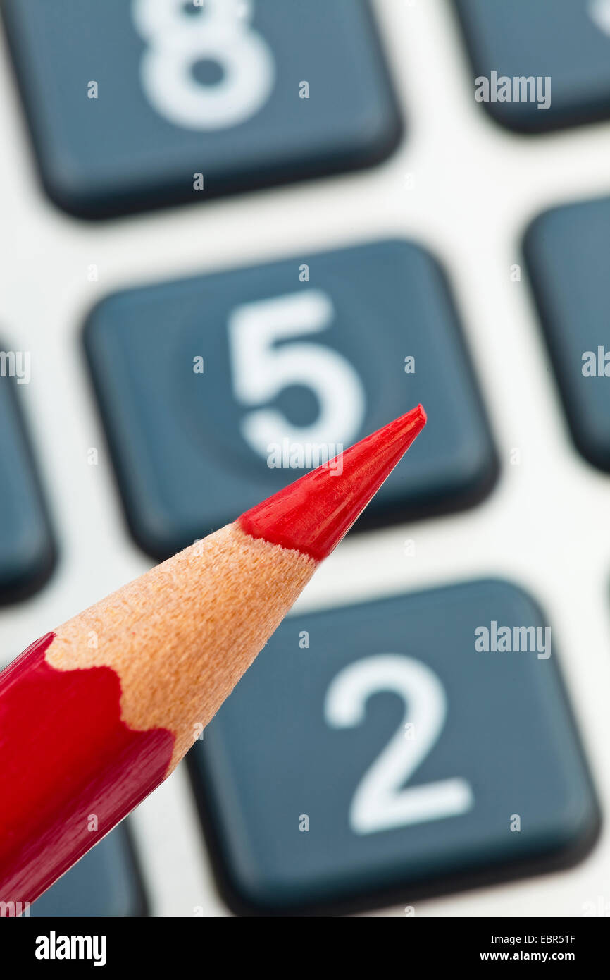Crayon rouge et une calculatrice. icône image pour rationaliser et économiser Banque D'Images