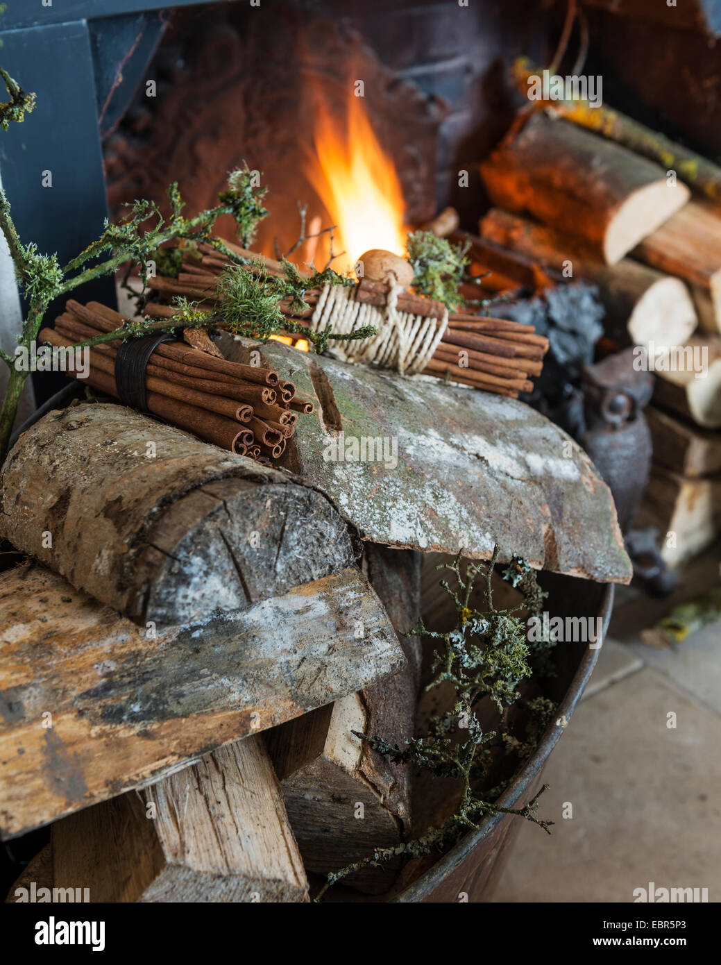 Des paquets de bâtons de cannelle et de sciage dans le panier par le feu Banque D'Images