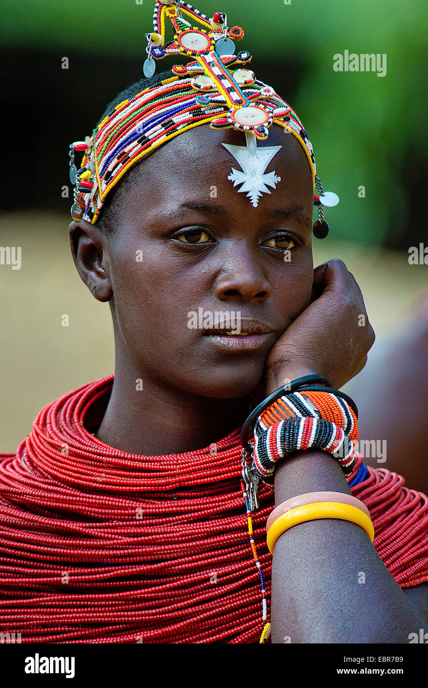 Femme avec une coiffure traditionnelle Samburu et colliers, portrait, Kenya Banque D'Images