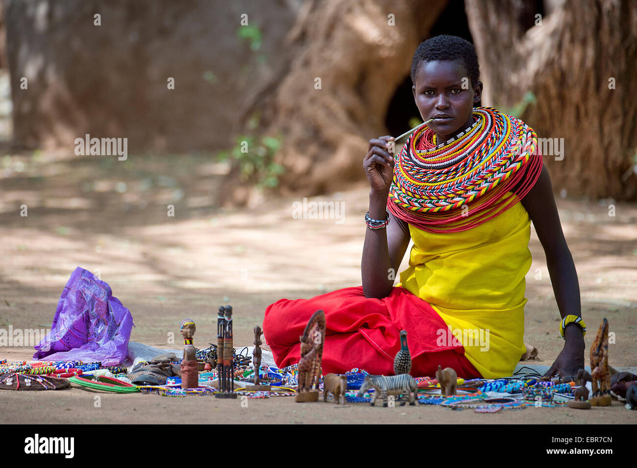 Femme Samburu et sa boutique, Kenya, Samburu National Reserve Banque D'Images