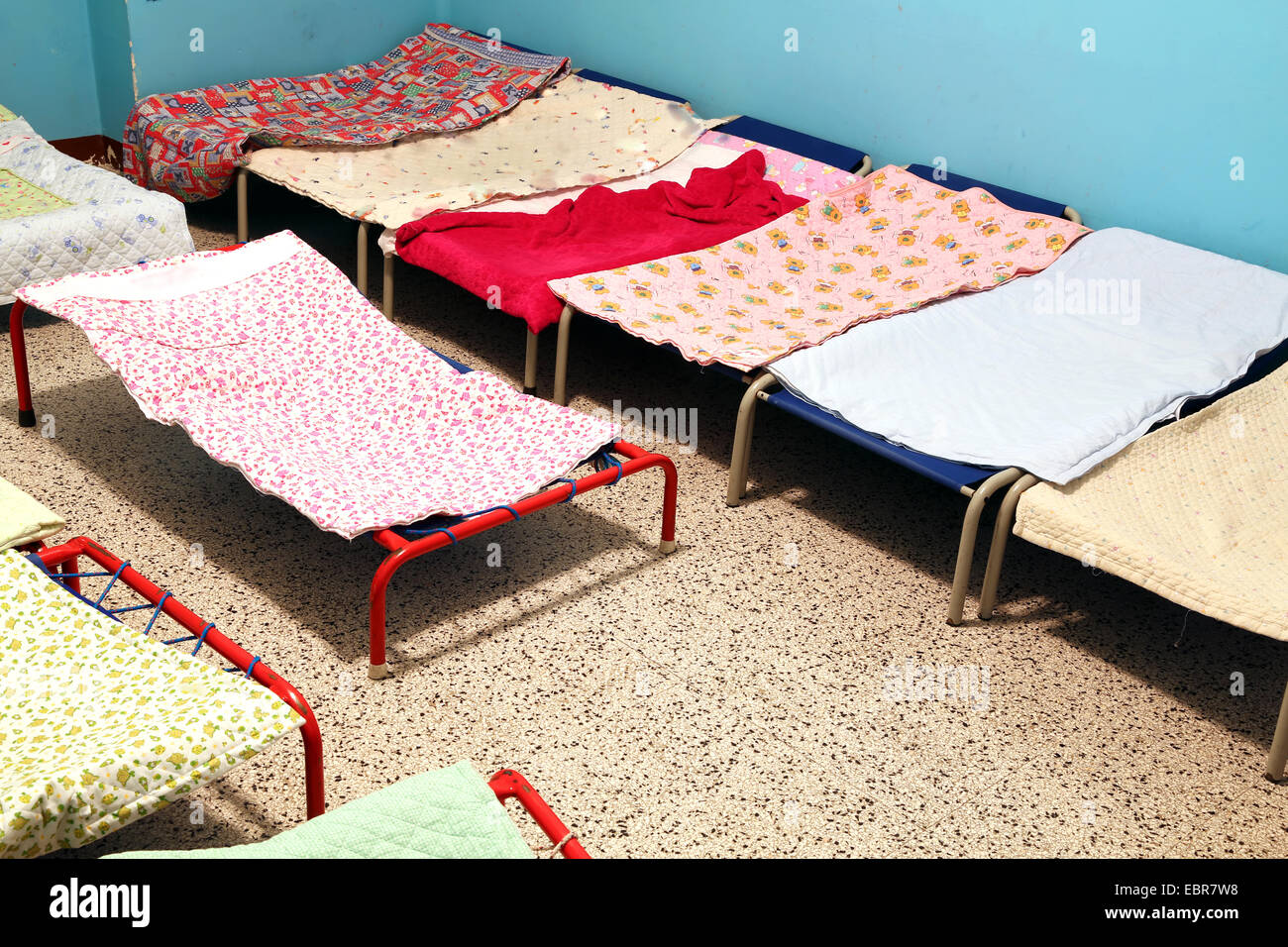 Dortoir avec des lits bébés pour dormir les enfants de maternelle Photo  Stock - Alamy