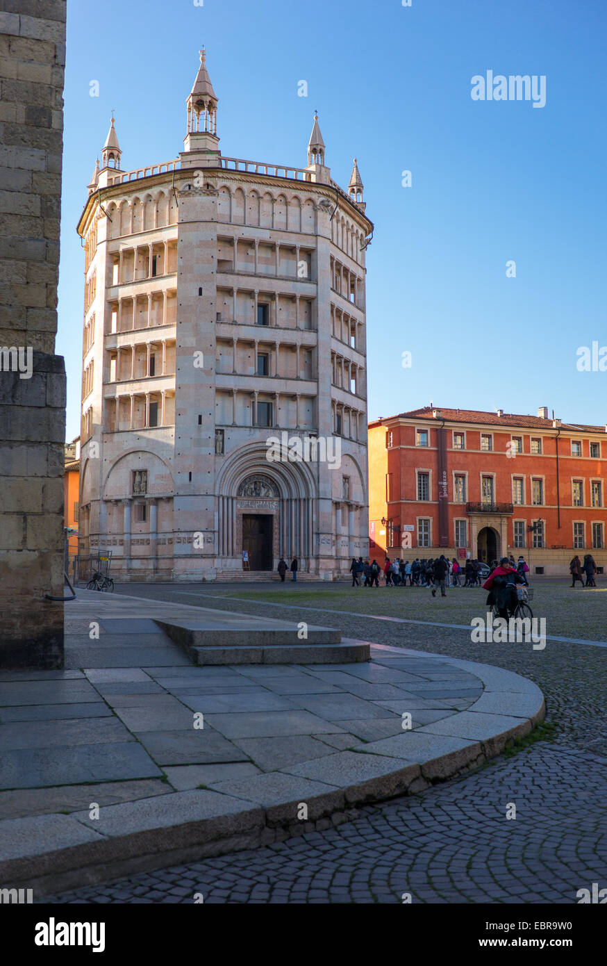 Parme, vue sur le baptistère de la Basilique Cathédrale de Duomo Square Banque D'Images